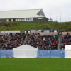 Zdroj: "Nabb, One of the Sports Halls in Tórshavn and Tórsvøllur, the National Football Stadium of the Faroe Islands" by Eileen Sandá is licensed under CC BY-SA 3.0.
