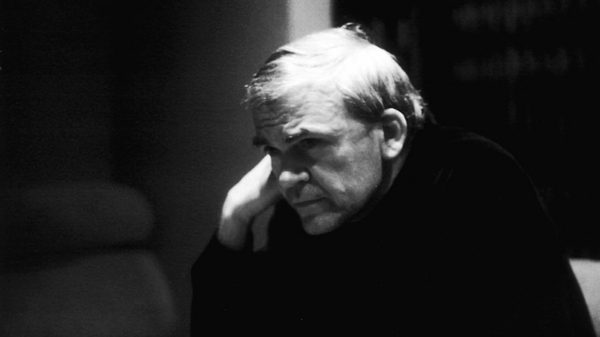 Zdroj: "Milan Kundera" by Elisa Cabot is licensed under CC BY-SA 2.0.