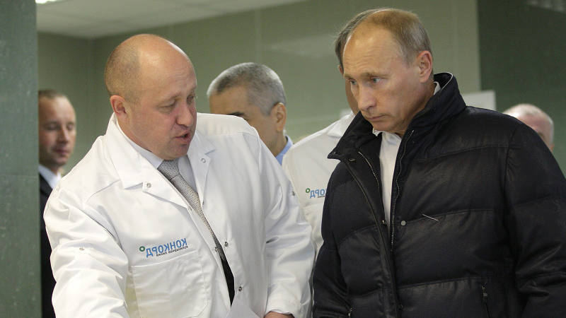 Zdroj: "Vladimir Putin tours Yevgeny Prigozhin's Concord food catering factory 08" by Government of the Russian Federation is licensed under CC BY 3.0.