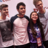 Zdroj: "Marcus Butler, Jim Chapman, Alfie Deyes, Caspar Lee & Joe Sugg with supporter" by Gage Skidmore is licensed under CC BY-SA 2.0.