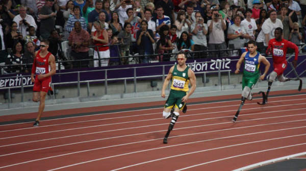 Zdroj: "Oscar Pistorius Gold - Men's T44 400m - London 2012 Paralympics Athletics" by Sum_of_Marc is licensed under CC BY-NC-ND 2.0.